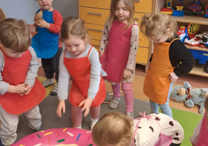 "Gdy Ci smutno, gdy Ci źle, pączek rozweseli Cię!" - Tłusty czwartek w grupie IX