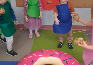 "Gdy Ci smutno, gdy Ci źle, pączek rozweseli Cię!" - Tłusty czwartek w grupie IX