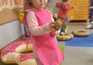 "Gdy Ci smutno, gdy Ci źle, pączek rozweseli Cię!" - Tłusty czwartek w grupie IX