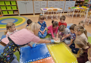 Dzisiaj pączki i pączusie, wypinają swoje brzusie … Tłusty Czwartek w grupie X