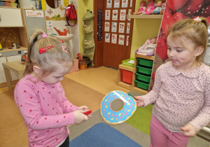 Dzisiaj pączki i pączusie, wypinają swoje brzusie … Tłusty Czwartek w grupie X