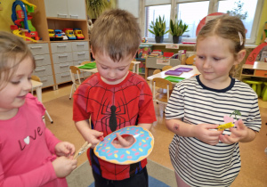 Dzisiaj pączki i pączusie, wypinają swoje brzusie … Tłusty Czwartek w grupie X