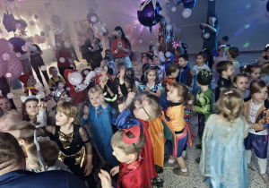 Maski, stroje i korony – dziś karnawał wymarzony … walentynkowo-karnawałowy bal – Grupa X .