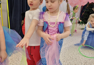 Maski, stroje i korony – dziś karnawał wymarzony … walentynkowo-karnawałowy bal – Grupa X .