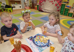 Maski, stroje i korony – dziś karnawał wymarzony … walentynkowo-karnawałowy bal – Grupa X .