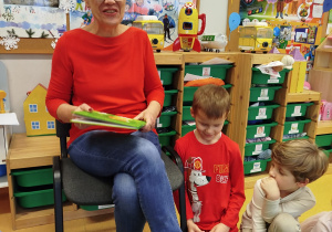 „Czytanie łączy pokolenia”- projekt czytelniczy w gr. XII