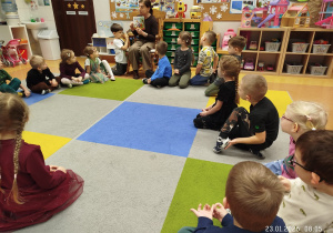 „Czytanie łączy pokolenia”- projekt czytelniczy w gr. XII