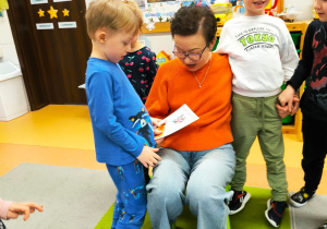 „Czytanie łączy pokolenia”- projekt czytelniczy w gr. XII