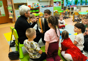 „Czytanie łączy pokolenia”- projekt czytelniczy w gr. XII