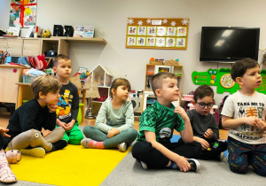 „Czytanie łączy pokolenia”- projekt czytelniczy w gr. XII