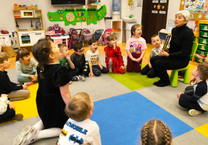 „Czytanie łączy pokolenia”- projekt czytelniczy w gr. XII