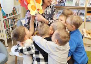 W bibliotece gościliśmy – wielki świat książek odkryliśmy - grupa X.