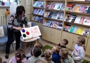 W bibliotece gościliśmy – wielki świat książek odkryliśmy - grupa X.