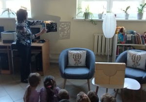 W bibliotece gościliśmy – wielki świat książek odkryliśmy - grupa X.