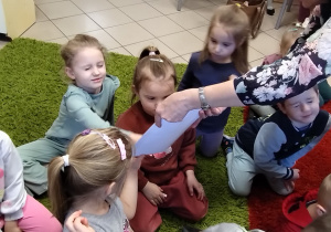 W bibliotece gościliśmy – wielki świat książek odkryliśmy - grupa X.