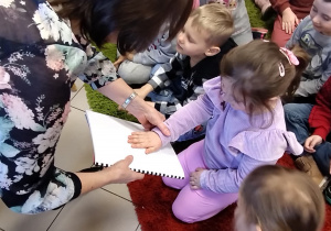 W bibliotece gościliśmy – wielki świat książek odkryliśmy - grupa X.