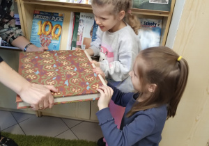 W bibliotece gościliśmy – wielki świat książek odkryliśmy - grupa X.