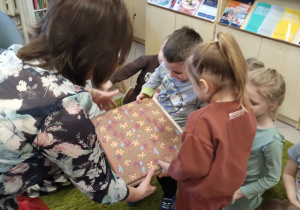 W bibliotece gościliśmy – wielki świat książek odkryliśmy - grupa X.