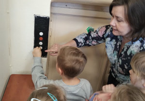 W bibliotece gościliśmy – wielki świat książek odkryliśmy - grupa X.