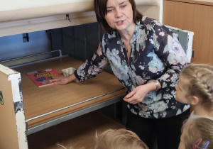 W bibliotece gościliśmy – wielki świat książek odkryliśmy - grupa X.