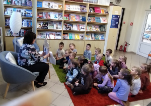 W bibliotece gościliśmy – wielki świat książek odkryliśmy - grupa X.