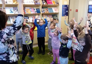 W bibliotece gościliśmy – wielki świat książek odkryliśmy - grupa X.