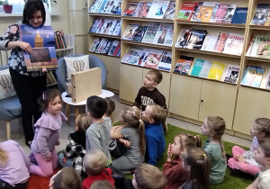 W bibliotece gościliśmy – wielki świat książek odkryliśmy - grupa X.