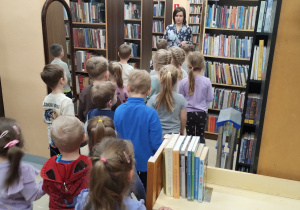 W bibliotece gościliśmy – wielki świat książek odkryliśmy - grupa X.