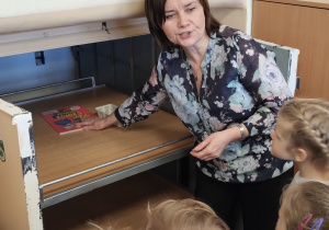 W bibliotece gościliśmy – wielki świat książek odkryliśmy - grupa X.