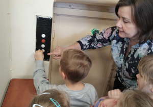 W bibliotece gościliśmy – wielki świat książek odkryliśmy - grupa X.