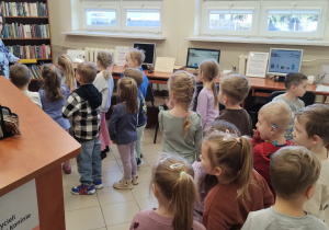 W bibliotece gościliśmy – wielki świat książek odkryliśmy - grupa X.