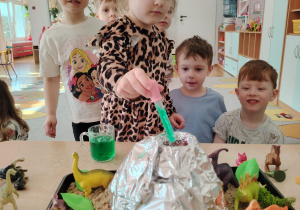 "Tajemnice prehistorycznego świata dinozaurów"-czyli projekt edukacyjny w grupie II