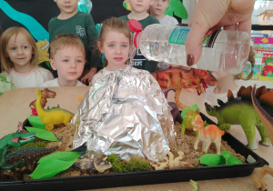 "Tajemnice prehistorycznego świata dinozaurów"-czyli projekt edukacyjny w grupie II