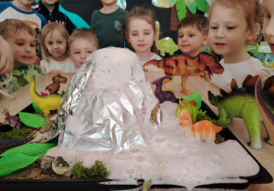 "Tajemnice prehistorycznego świata dinozaurów"-czyli projekt edukacyjny w grupie II