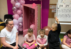 "Herbaciana niespodzianka"- Dzień Kobiet w gr. VI