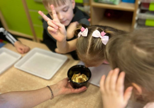 "Herbaciana niespodzianka"- Dzień Kobiet w gr. VI
