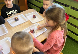 "Herbaciana niespodzianka"- Dzień Kobiet w gr. VI