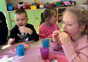 "Herbaciana niespodzianka"- Dzień Kobiet w gr. VI