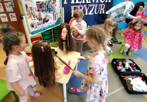 Salon pięknych fryzur w grupie X na DZIEŃ KOBIET