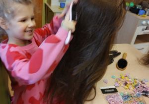 Salon pięknych fryzur w grupie X na DZIEŃ KOBIET