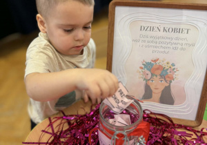 "Słoik pozytywnych myśli"- Dzień Kobiet w grupie VII