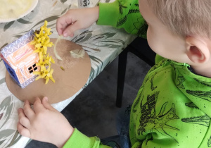 ZAJĄCZKOWE MIASTECZKO I MAGICZNE JAJO – Wielkanocne Warsztaty grupy X w Głodnie.