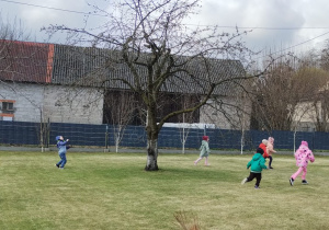 ZAJĄCZKOWE MIASTECZKO I MAGICZNE JAJO – Wielkanocne Warsztaty grupy X w Głodnie.