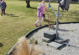 ZAJĄCZKOWE MIASTECZKO I MAGICZNE JAJO – Wielkanocne Warsztaty grupy X w Głodnie.