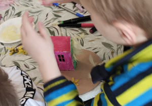 ZAJĄCZKOWE MIASTECZKO I MAGICZNE JAJO – Wielkanocne Warsztaty grupy X w Głodnie.