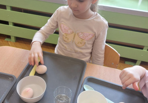 ,,Eksperymenty z jajkiem” - Wielkanocne warsztaty z KidsLab w grupie V