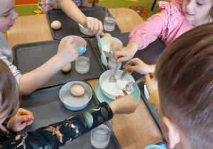 ,,Eksperymenty z jajkiem” - Wielkanocne warsztaty z KidsLab w grupie V