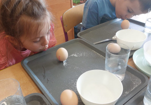 ,,Eksperymenty z jajkiem” - Wielkanocne warsztaty z KidsLab w grupie V