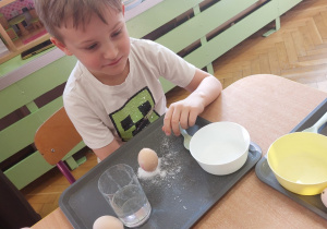 ,,Eksperymenty z jajkiem” - Wielkanocne warsztaty z KidsLab w grupie V