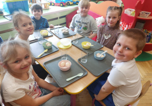 ,,Eksperymenty z jajkiem” - Wielkanocne warsztaty z KidsLab w grupie V